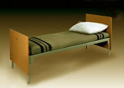 Металлическая кровать с деревянными спинками. Кровать дачная, рама - уголок 50х50х3 мм. ромбическая сетка. Спинки - ЛДСП 16 мм. Размеры 1900x700 мм.